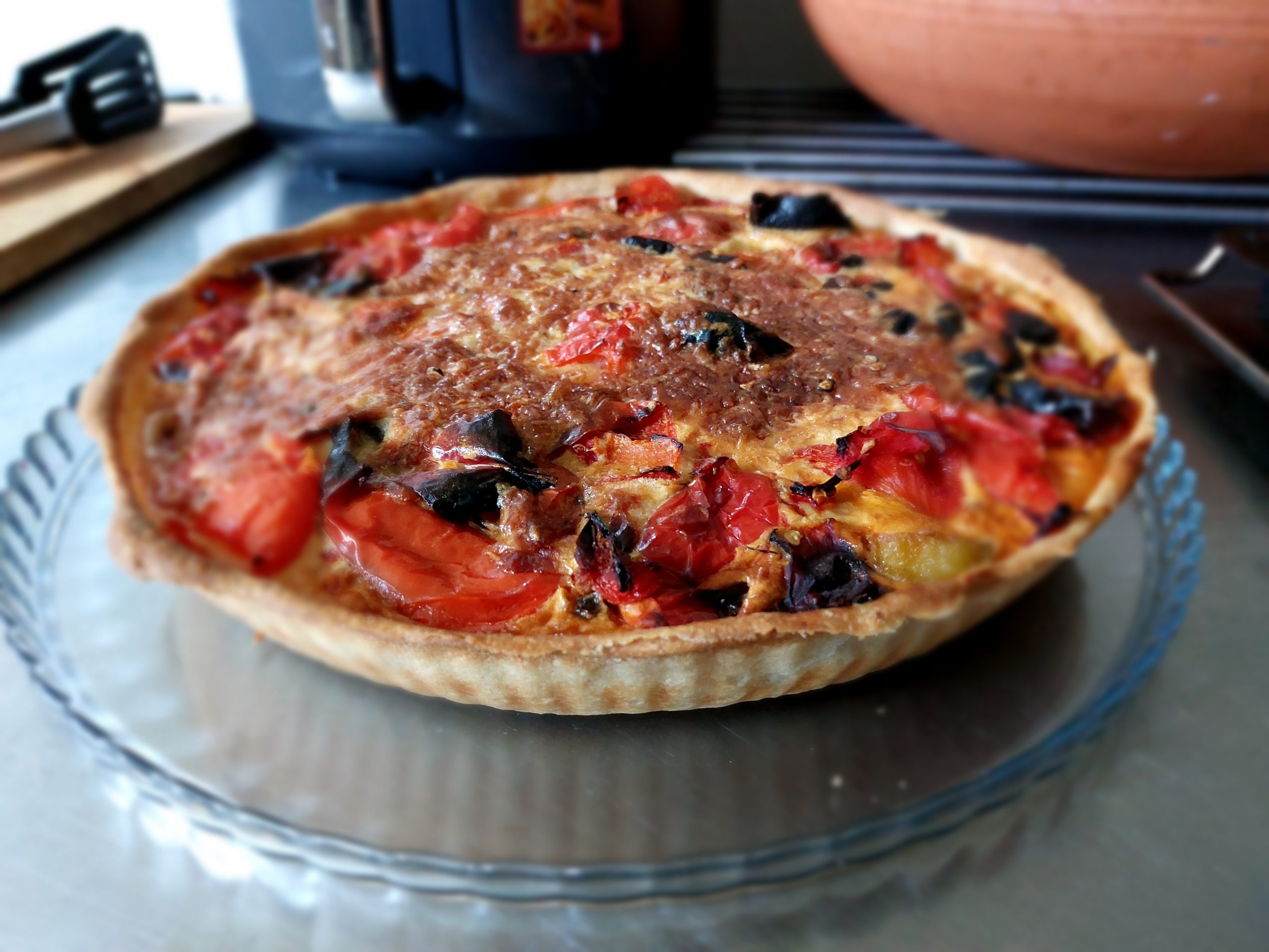 Quiche with roasted peppers, tomatoes and goat cheese