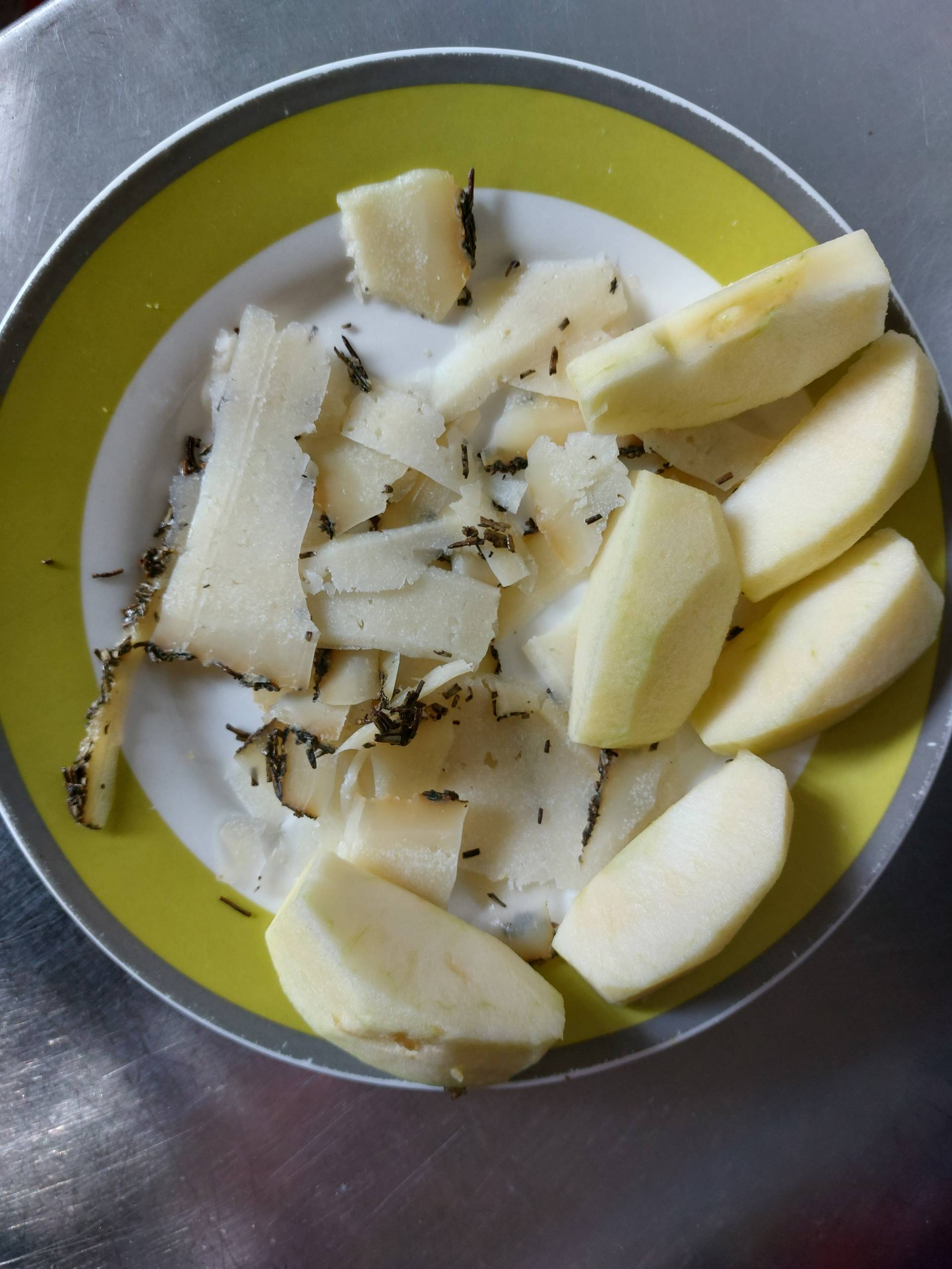 How to make apple and cheese salad?
