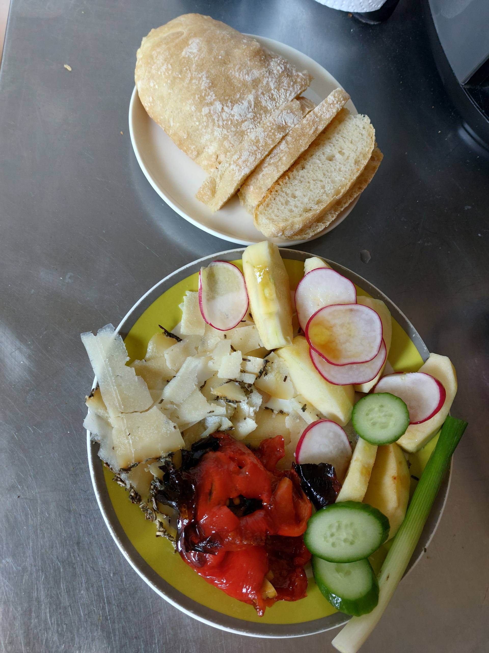 How to make apple and cheese salad?